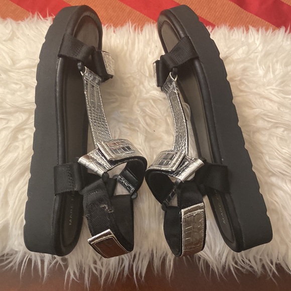 Comfy, stylish sandals❤️ - Picture 2 of 5